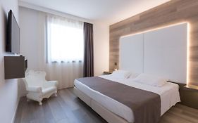 City Hotel & Suites